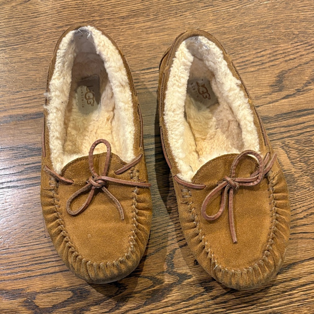 UGG Dakota Tan Suede Moccasin Slippers, 6, chestnut, ladies, winter, cozy